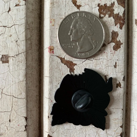 Brand new Stranger Things inspired enamel pin Eleven with Waffle - Picture 3 of 3